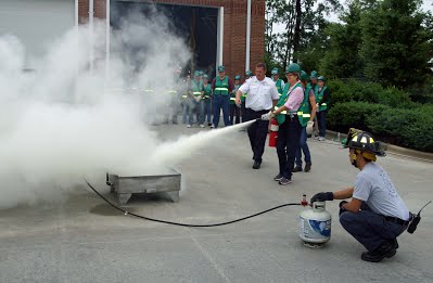 photo of CERT class working with fire extinguishers